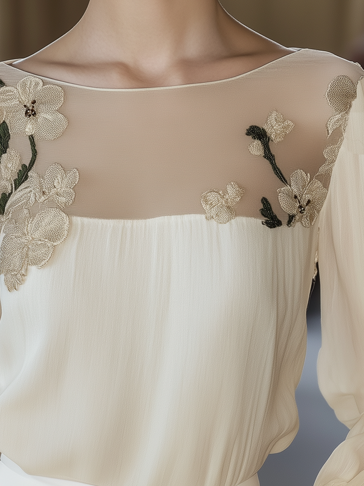 Camicia beige con elegante ricamo floreale