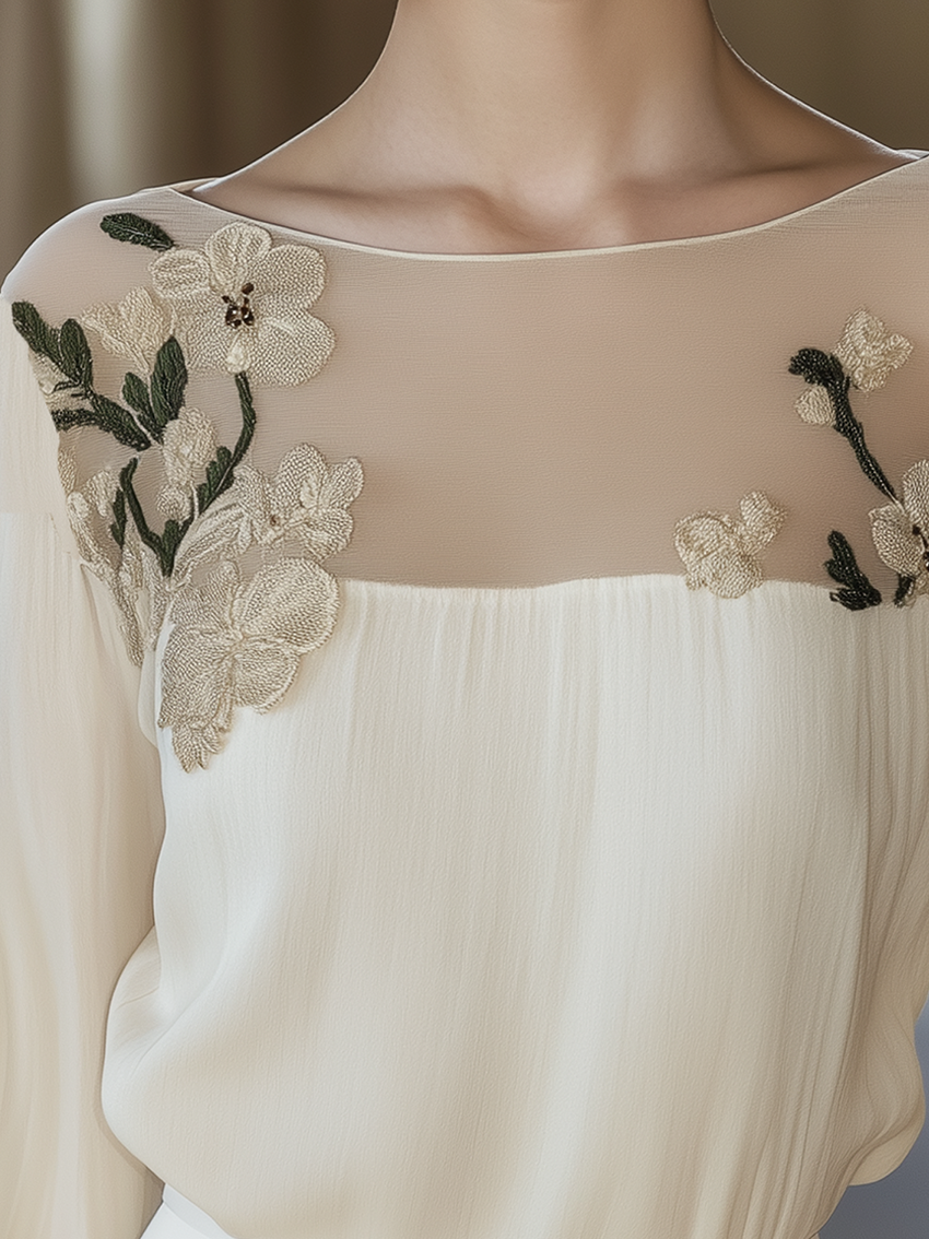 Camicia beige con elegante ricamo floreale