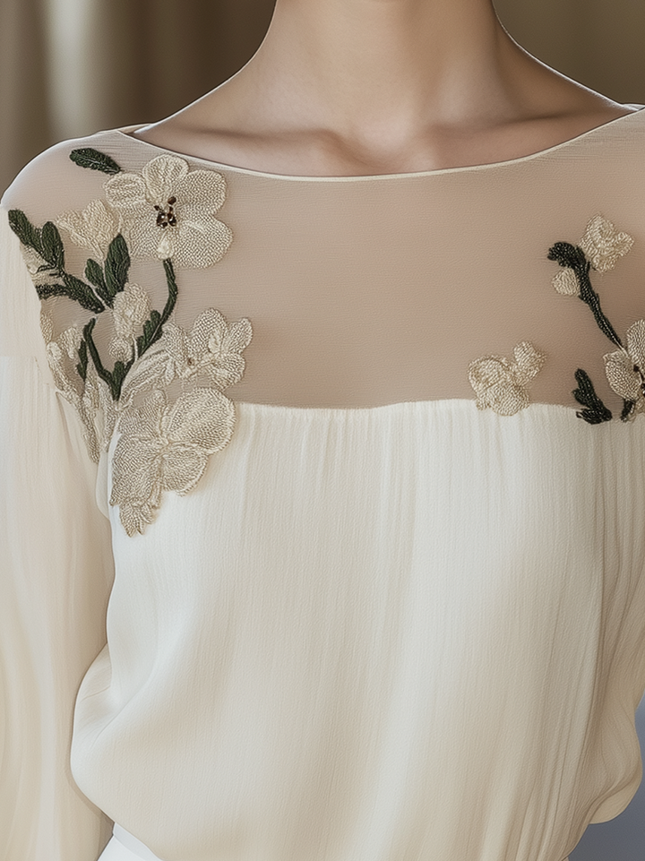 Camicia beige con elegante ricamo floreale