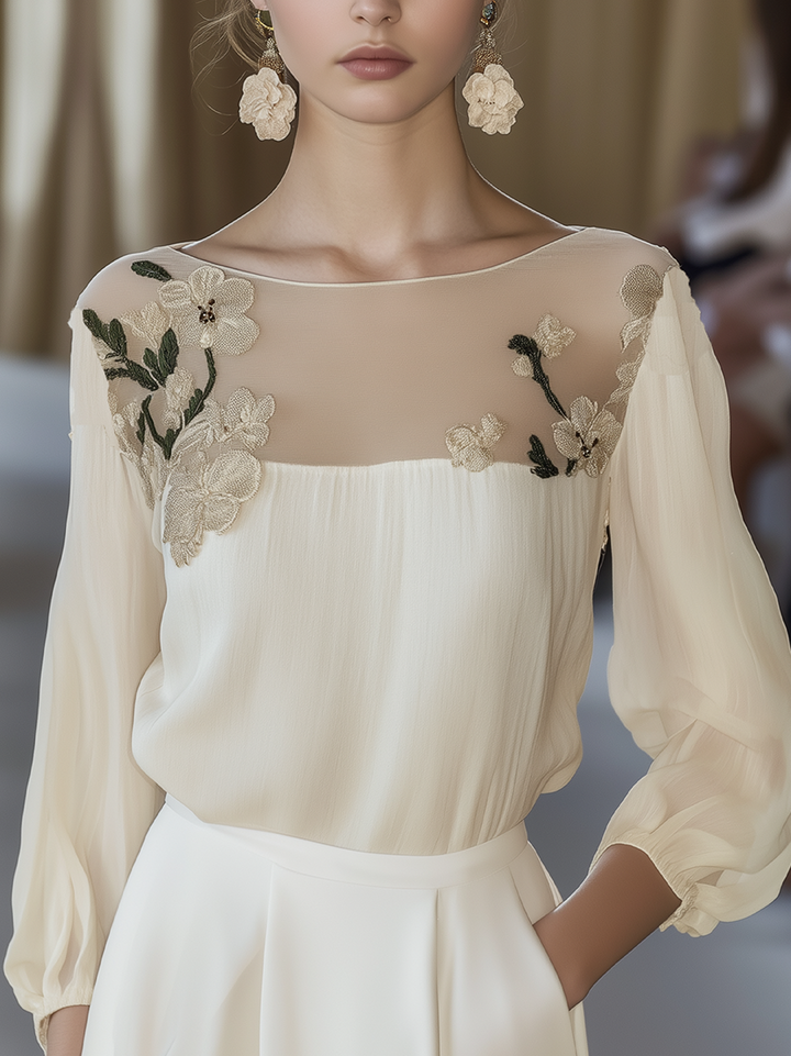 Camicia beige con elegante ricamo floreale